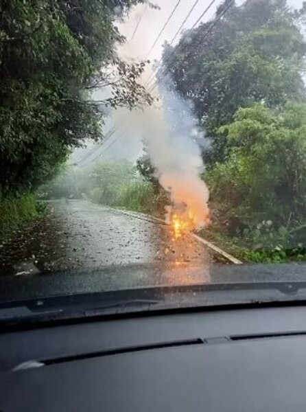 竹縣尖石鄉竹60線17.5K處傳出高壓斷線之供電線路事故,電線掉落著火影嚮交通,造成錦屏村、義興村及秀巒村一帶停電。圖/聯合報