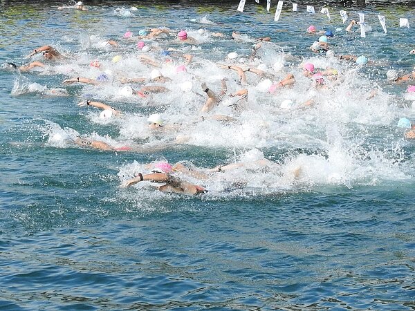 日月潭公開水域游泳錦標賽3日登場,菁英競賽組以自由式挑戰3千公尺長泳。圖/南投縣政府提供