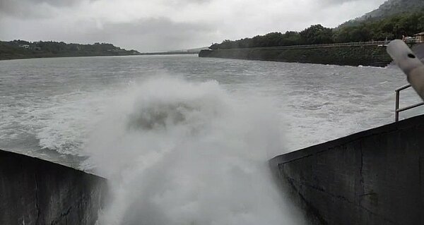颱風挹注豐沛水資源,石門水庫今下午調節性放水。圖/北水局提供
