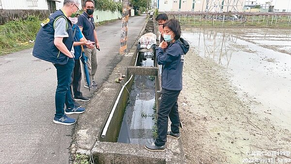 高雄仁武區仁心路199巷排水溝,昨發現乳白色混濁汙水,環保局長張瑞琿帶隊沿線溯源追查。圖/記者王昭月翻攝