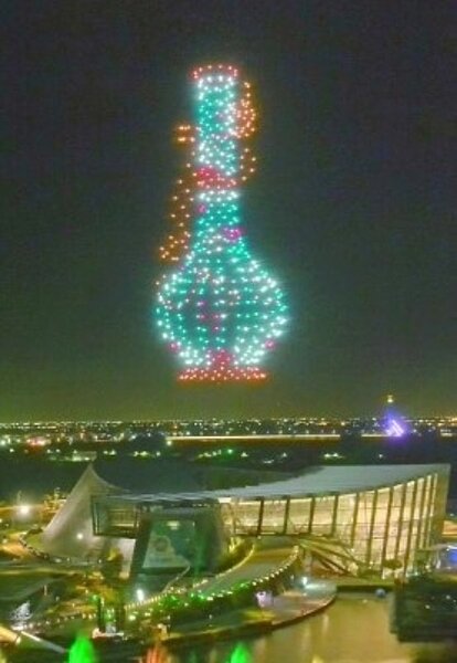 無人機燈光秀 藍營批故宮南院放國慶煙火違法,故宮澄清南院院區是觀賞區,非施放區。圖為日前在故宮南院附近演出的無人機群燈光秀。圖/ 故宮南院提供