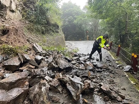 軒嵐諾颱風影響，雪霸國家公園雪見遊憩區聯外道路在司馬限林道1.4公里處邊坡土石坍塌，造成車輛無法通行。圖／雪霸國家公園管理處