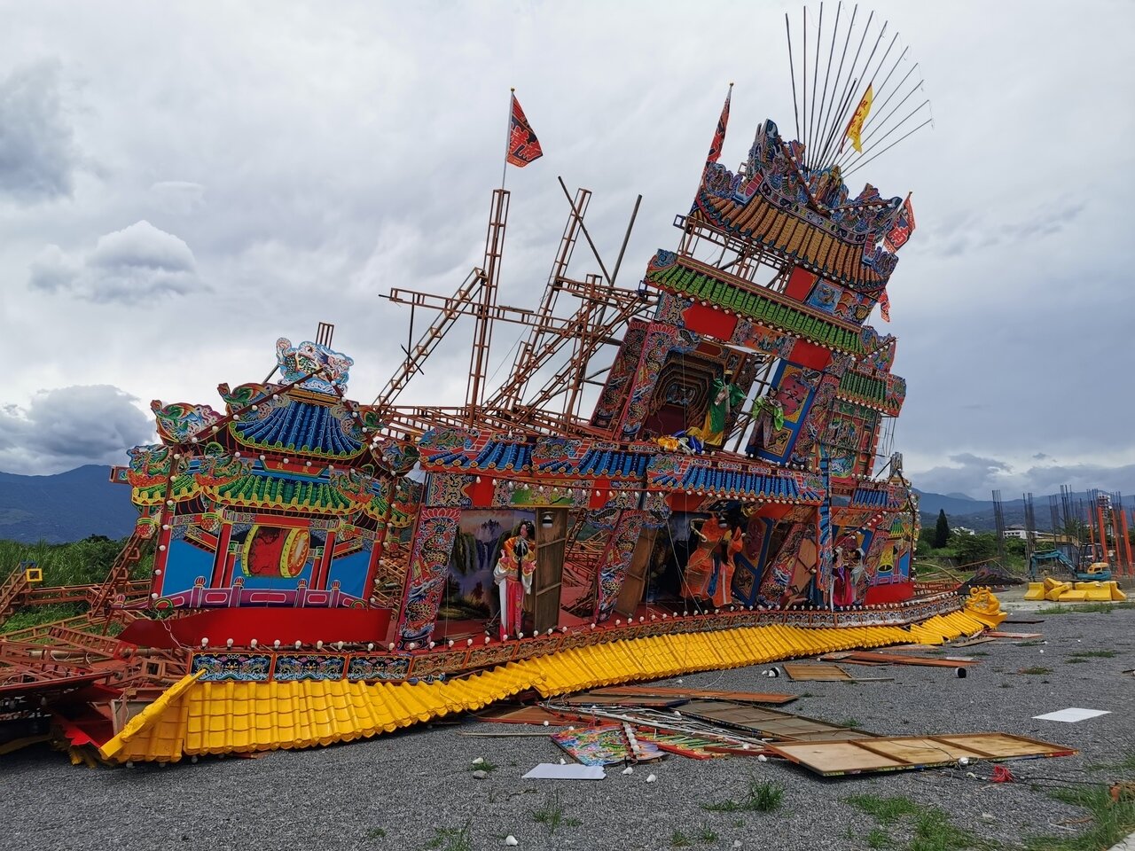 台東市今天上午突然刮起強風「風颱尾」,台東天后宮辦12年次建醮所搭建祭壇,也被強風吹倒。記者卜敏正/攝影