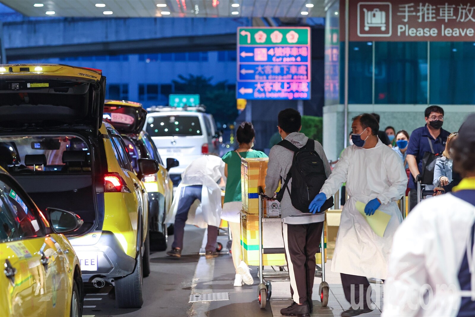 桃園機場防疫專車開放旅客共乘前往同一檢疫處所。圖為入境旅客搭乘防疫計程車情形。記者黃仲明／攝影 