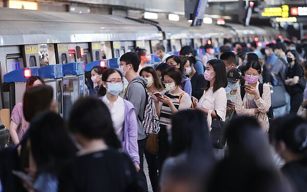BA.5變異株導致本土新冠肺炎疫情再起,單日確診數已連續六日破3萬例。圖為台北車站上班時段的通勤人潮。圖/聯合報系資料照片