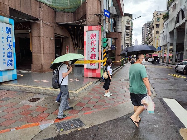 民權西路136號3樓窗戶被風吹落，玻璃砸傷人，現場1樓拉起封鎖線，避免用路人靠近。記者蕭雅娟／翻攝