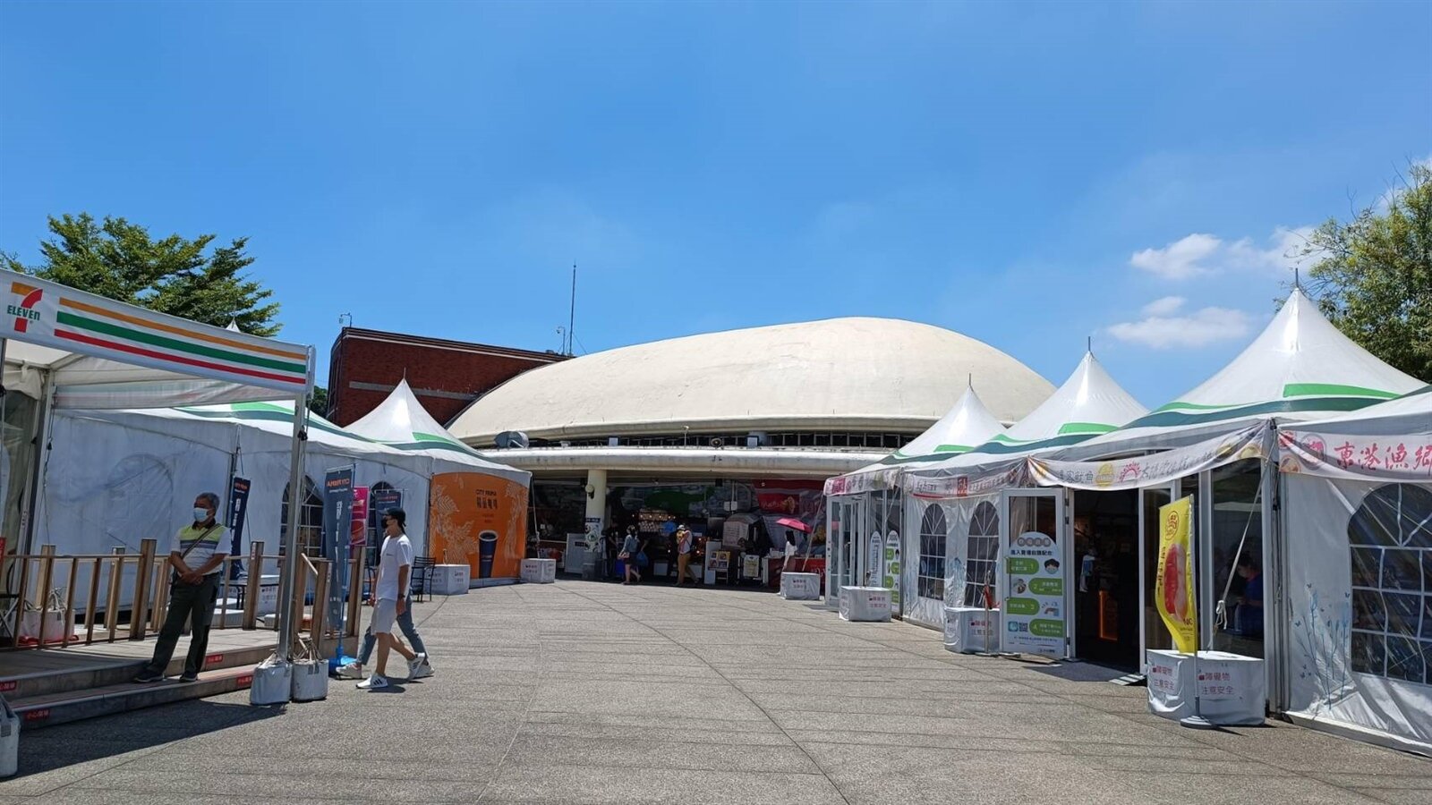 國三東山服務區整修中，部分商家搭設簡易帳篷營業，將延至下月啟用，麥當勞年底前將進駐。記者謝進盛／攝影 