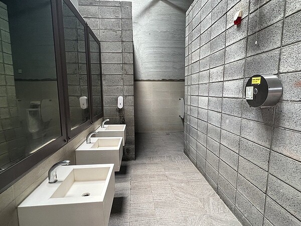 記者昨天直擊高雄駁二藝術特區公廁,環境乾淨、沒有飄散異味。記者張議晨/攝影