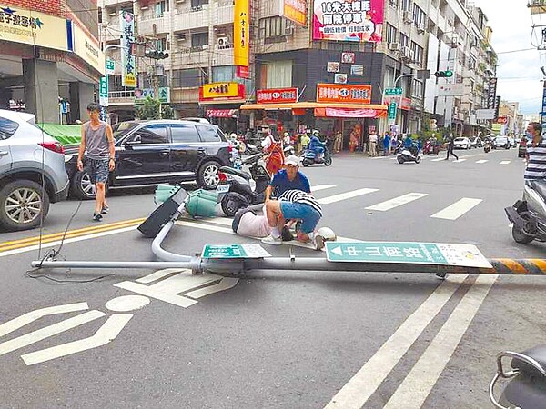 彰化縣員林市中山南路及南昌街口的紅綠燈號誌燈桿，2日受到軒嵐諾颱風外圍環流強風影響，加上燈桿基座鏽蝕，突然倒塌，砸中停等紅燈的43歲陳姓女騎士。（民眾提供／吳敏菁彰化傳真）