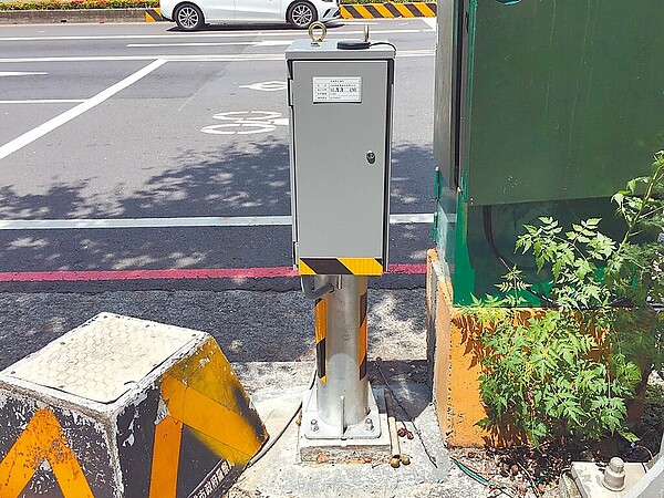 鑒於停電造成號誌停擺,高雄市交通局今年計畫設置80處「不斷電系統」,斷電期間保證號誌正常運行,明年計畫增設置200處。(高雄市交通局提供/崔正綱高雄傳真)