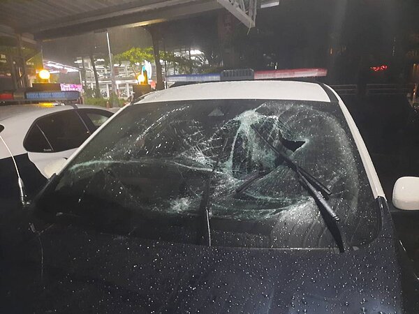 軒嵐諾在宜蘭帶來強風勁雨,礁溪鄉某大樓工地鷹架倒塌2次,砸毀警車擋風玻璃,還好人無傷。圖/警方提供