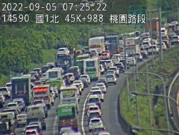 國道一號45公里處疑有車輛翻覆釀大塞車。圖／翻攝自國道路況系統