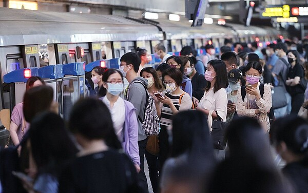 BA.5變異株導致本土新冠肺炎疫情再起,單日確診數已連續六日破3萬例。圖為台北車站上班時段的通勤人潮。圖/聯合報系資料照片
