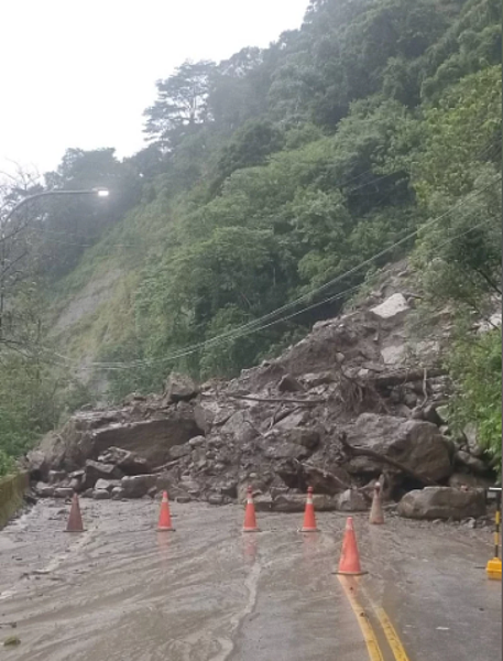 苗栗縣南庄鄉苗21線大規模落石阻斷交通,縣府宣布東河村今天停止上班上課。圖/羅春蓮提供
