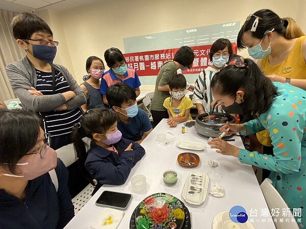 「花」好月圓慶中秋 移民署手作越南果凍花