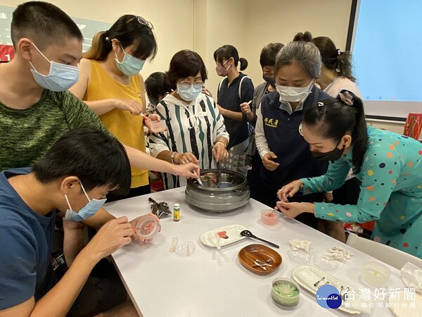 桃園市服務站主任黃英貴(右2)一起創作屬於自己的果凍花