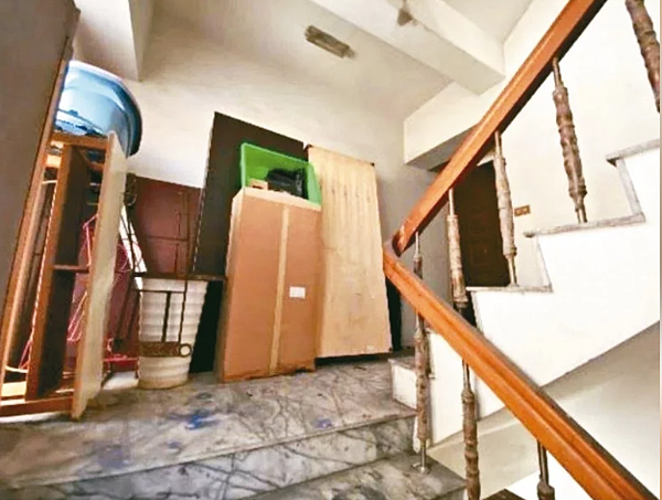 台南市8到15層的集合式住宅大樓,須在明年第1季完成公共安全申報,樓梯間或走廊都不能堆私人物品。圖/台南市工務局提供