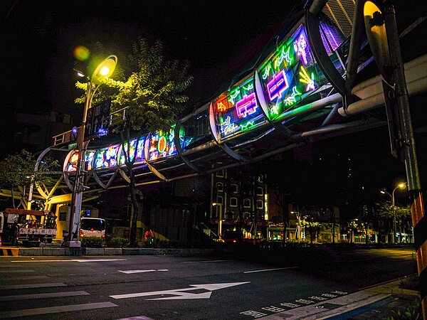 由府中四大產業結合霓虹燈元素,設計製成藝術裝置,高掛於府中商圈的遊龍天橋外圍。圖/新北市經發局提供