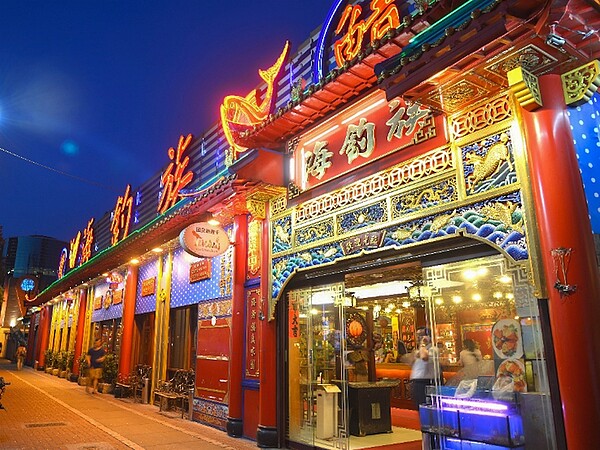 板橋的「海釣族餐廳」講究以最稀有珍貴且高級的漁獲作為食材,讓生猛海鮮極致原味重現,讓每位食客嚐來口齒生津,視覺也賞心悅目。圖/新北市經發局提供