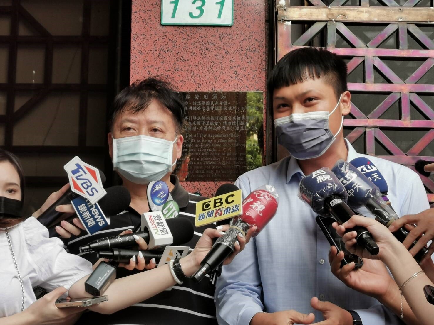 中天電視董事長廖麗生今與記者林宸佑，至台北地檢署按鈴控告曹興誠涉嫌妨礙名譽，同時將提出民事求償5億元。記者／蔣永佑攝影 