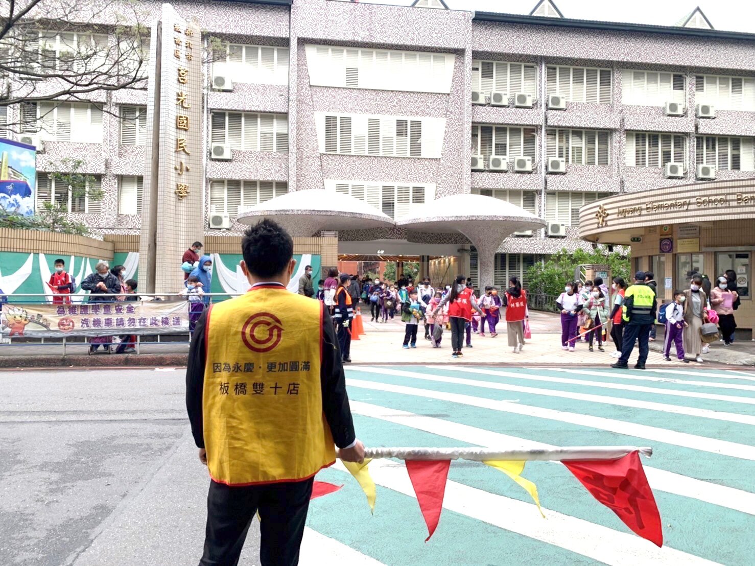在地好鄰居永慶房屋擔任學校導護志工,保護學生上下學安全。圖/永慶房產集團