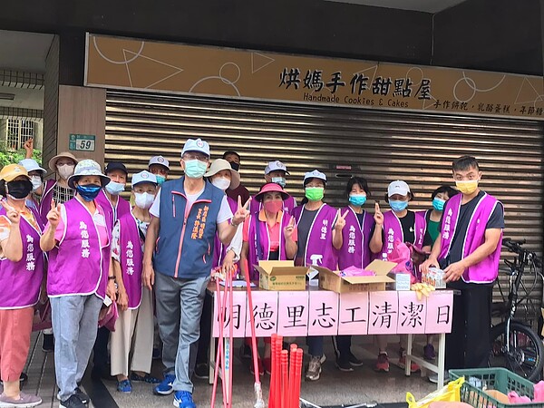 明德里里長許漢隆與里民志工合照。圖／擷取自許漢隆里長個人臉書

