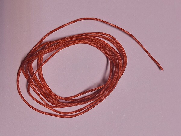 中秋節將至,命理師楊登嵙傳授民眾求姻緣、好運的技巧,求姻緣者可將從月老廟求得的姻緣線,放在皮包或枕頭下。圖/楊登嵙提供