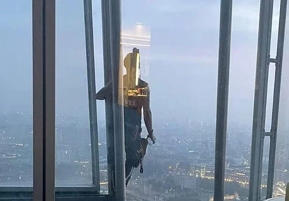 柯爾菲與女友特瑞莎為了慶祝生日來旅行,他們入住了碎片大廈內40樓的飯店,沒想到隔天清晨看到了一名陌生男子在窗外揮手,模樣相當開心。 圖/independent