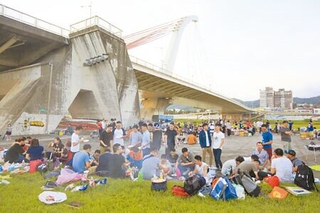 
新冠肺炎疫情升溫，台北市長柯文哲5日宣布北市「微管制」措施，河濱公園不開放烤肉，經勸導仍未改善的違規者，將依法按次開罰1200元至6000元。圖為過去河濱開放烤肉情形。（本報資料照片）
