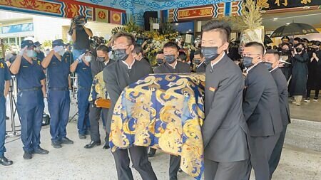 台南市警局2名殉職員警明誠、曹瑞傑5日公祭出殯,2人被追晉巡官;棺木被送上靈車時,前來送別的警察人員列隊行禮送行。(洪榮志攝)