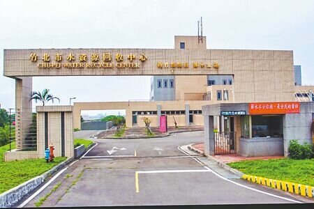 竹北水資源回收中心去年開徵事業用戶汙水下水道使用費,若縣議會9月通過,最快明年下半年公告向一般用戶開徵汙水下水道使用費。(羅浚濱攝)