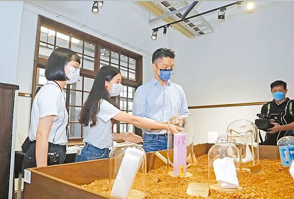 國民黨台北市長參選人蔣萬安（右二）5日參觀「我們的『經』驗」特展後，他表示，未來在衛生棉政策，不只提供給國中生，將擴大到國小和高中。（蔣萬安競選辦公室提供／游念育台北傳真）