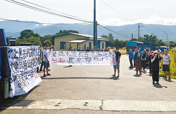 台糖擬在台東池上設光電園區,近百名池上鄉親拉白布條走上街頭,表達強烈反對。(民眾提供/莊哲權台東傳真)