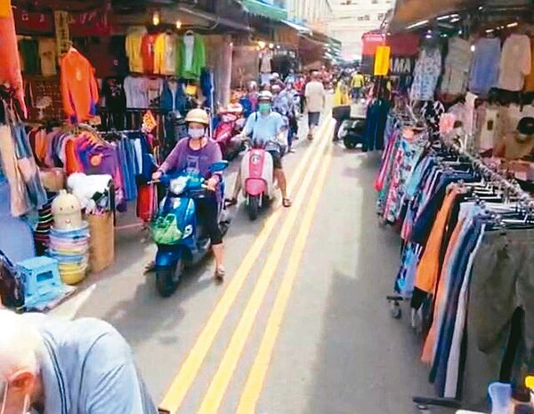 宜蘭南館市場的道路竟然出現「三黃線」,被形容是馬路奇蹟,更有網友笑翻「要不要改成愛迪達路?」圖/讀者提供