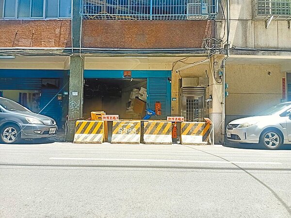 新北市民眾指控,廠房門口遭放置移動式路障,經市府單位判定需移除,但警方消極不作為,拖了近2個月。(投訴人提供)