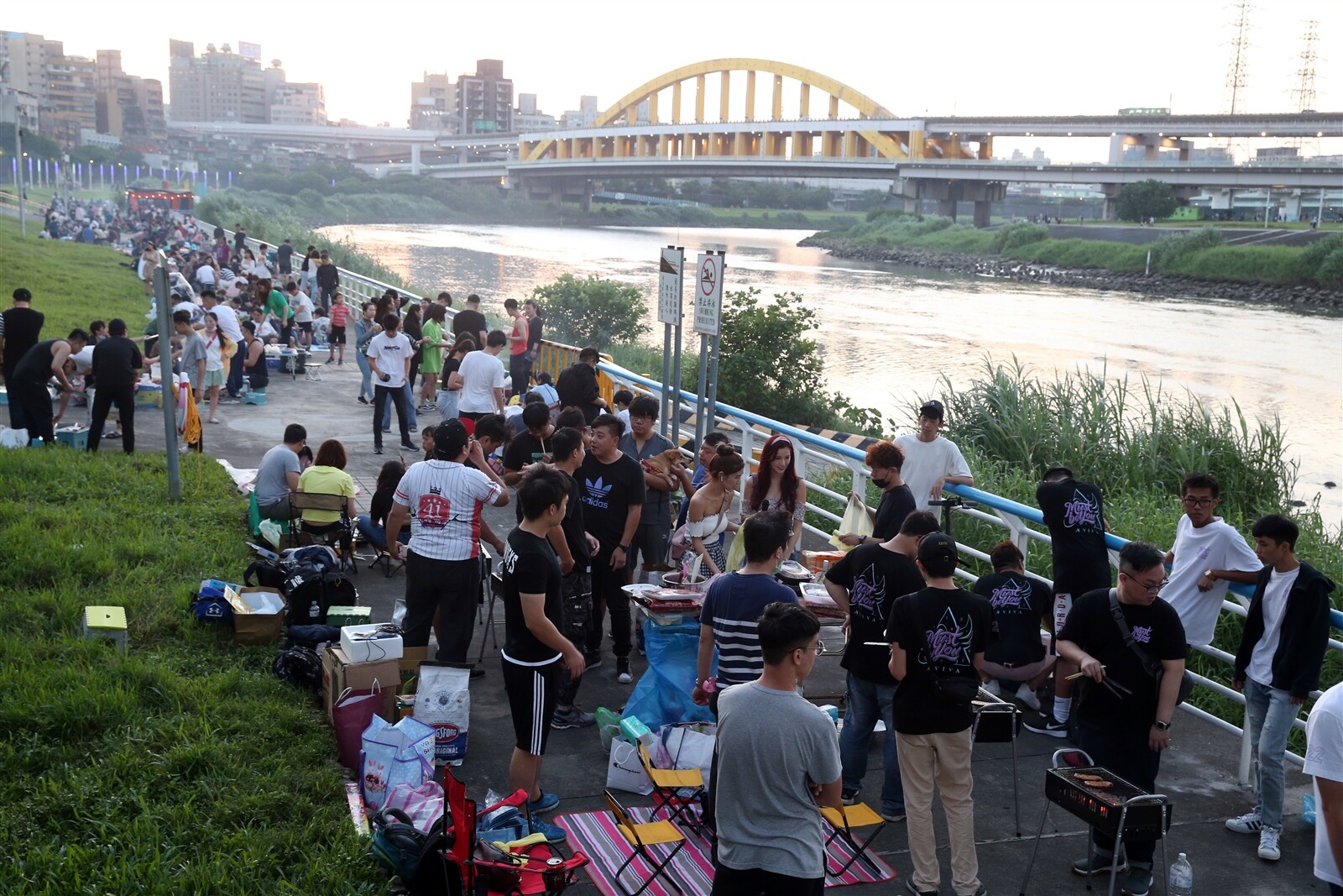 台北市政府往年中秋節開放多處河濱公園烤肉，今年因防疫「微管制」，禁止民眾到河濱烤肉，也不鼓勵封街或群聚烤肉過中秋。本報資料照片 