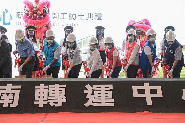 台中市長盧秀燕(右五)為水湳轉運中心動土,強調就任後調整原規畫,預留銜接國道、捷運與人行通道的3個介面。(林欣儀攝)