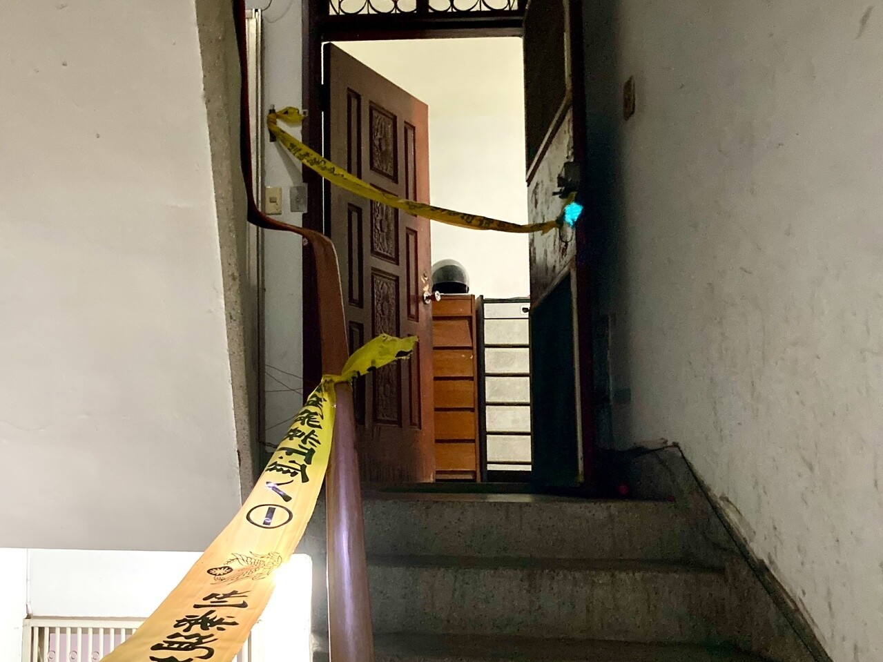 新北市永和區一棟公寓3樓,昨天下午發生分屍命案,警方來回現場採證。記者翁至成/攝影