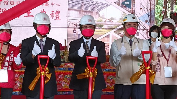 國家圖書館南部分館暨國家聯合典藏中心昨在台南新營動工,預計2025年底啟用。台南市長黃偉哲(右)等人出席動土儀式。圖/記者謝進盛攝影