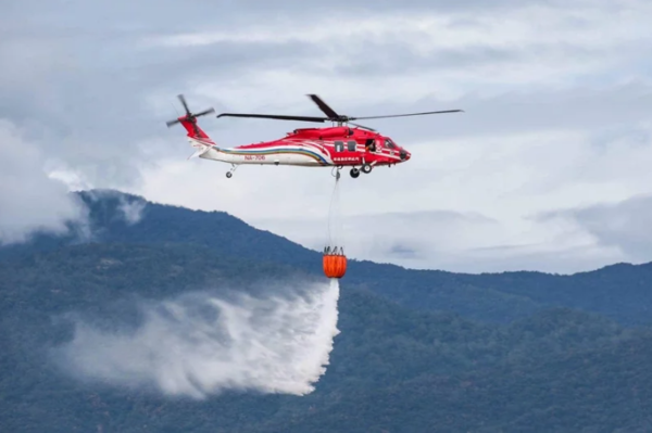 內政部空勤總隊經常出動直昇機協助森林滅火、空運人力物資,是森林救火隊「最佳幫手」。圖/內政部空勤總隊飛官詹德青提供