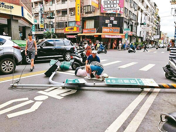 員林市43歲陳姓婦人本月2日騎機車等紅綠燈時,因號誌被強風吹斷砸成重傷。 圖/翻攝自臉書大員林生活圈