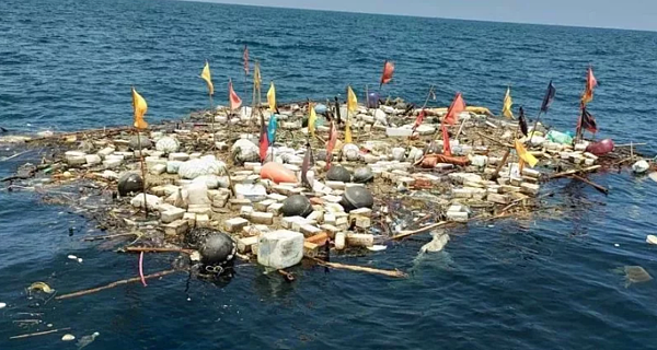 基隆外海出現纏滿保麗龍、塑膠等垃圾的蚵棚,疑從嘉義北漂過來,像是海上漂流廢棄網具平台。圖/海科館提供