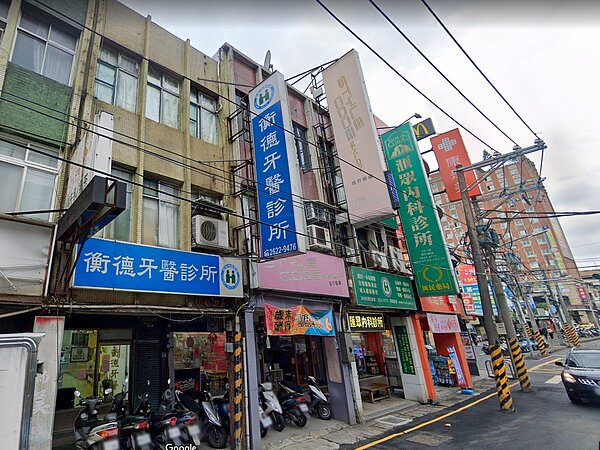 淡水水碓商圈在中山北路一段範圍的電桿,該路段是淡水主要道路,行車流量大,電桿設置位置緊鄰馬路,有影響交通的疑慮。圖/經發局提供