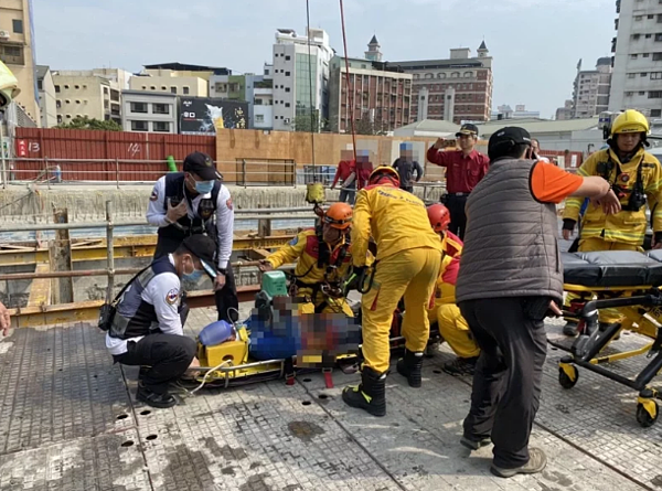 高雄美術館一處豪宅工地,去年因工安意外造成2死3傷,郭姓工地主任及包商等6人被雄檢依過失致死罪起訴。記者張議晨/翻攝