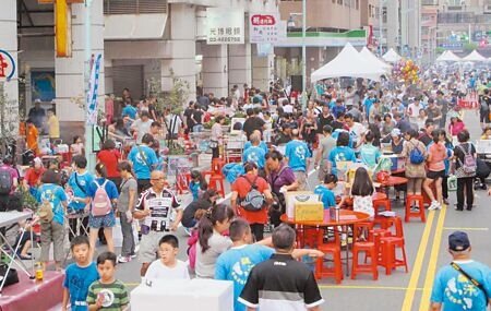 桃園市中壢新都心生活文化協會往年舉辦中秋節封街烤肉,連續2年因為疫情取消。(本報資料照片)