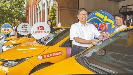 
縣長楊文科將「敬老愛心車隊」貼紙標誌貼在4大車隊計程車擋風玻璃右上方，宣告竹縣敬老愛心卡正式開通計程車服務。（羅浚濱攝）
