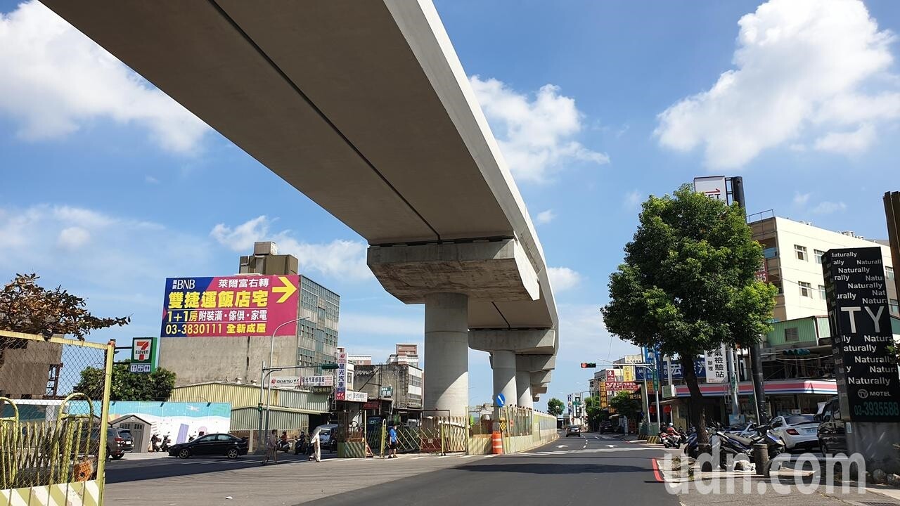 鄭文燦說明桃園捷運建設經費將有3類主要收入，圖為綠捷經蘆竹往機捷坑口站的工程路線。記者鄭國樑／攝影 