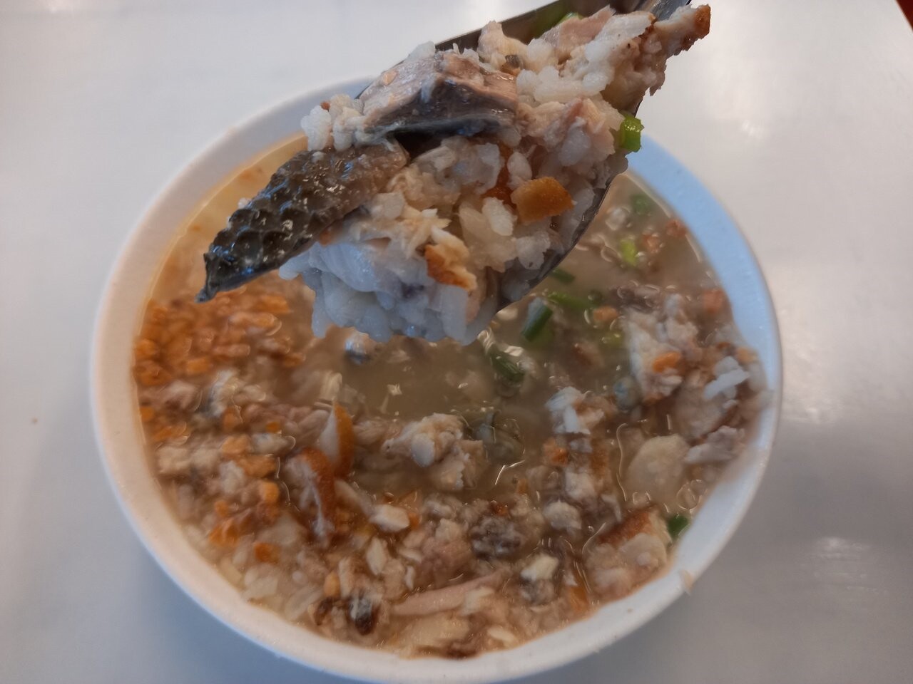 阿堂鹹粥的綜合鹹粥裡有虱目魚肉，魚皮和蚵仔。圖／聯合報資料照片