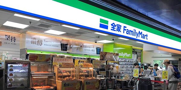 超商二哥全家6日宣布攜手foodpanda旗下的快商務服務pandago,推出業界首創的「宅家取」全新宅配服務。圖/中時報資料照片