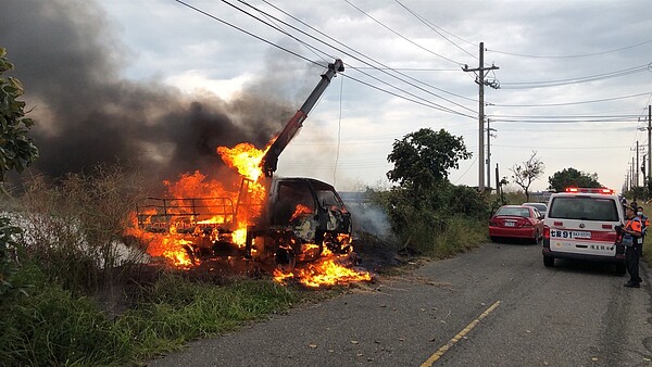 台南七股區發生採收文蛤車吊臂勾到高壓電線,造成火燒車後三工人不幸死亡。記者黃宣翰/翻攝